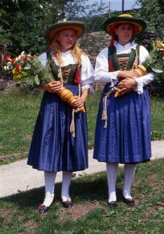 2000_02_Herzjesu im Schulhof